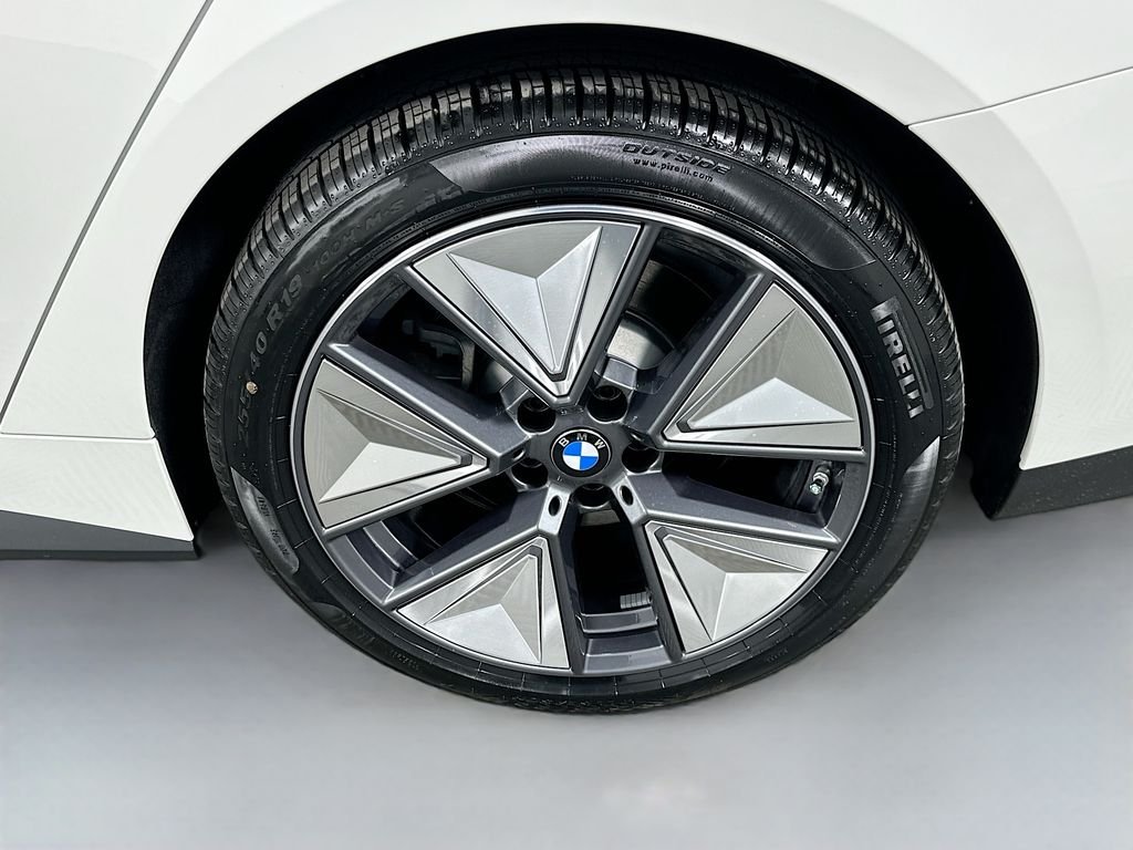 Used 2026 Alpine White BMW xDrive40 image 23