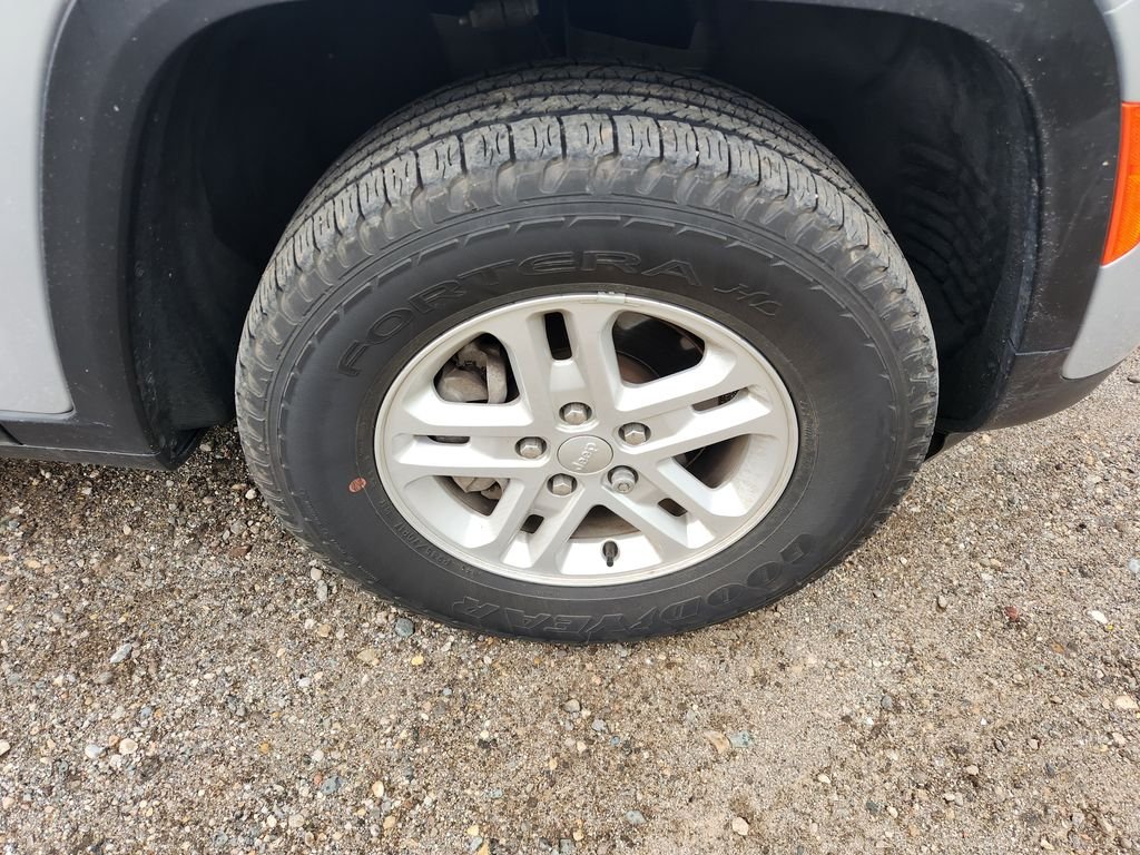Used 2024 Silver Jeep Laredo image 23