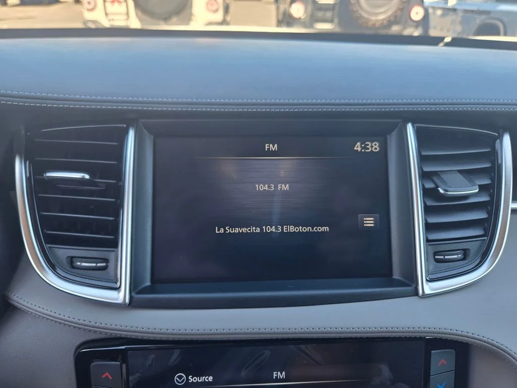 Used 2025 White INFINITI LUXE image 21