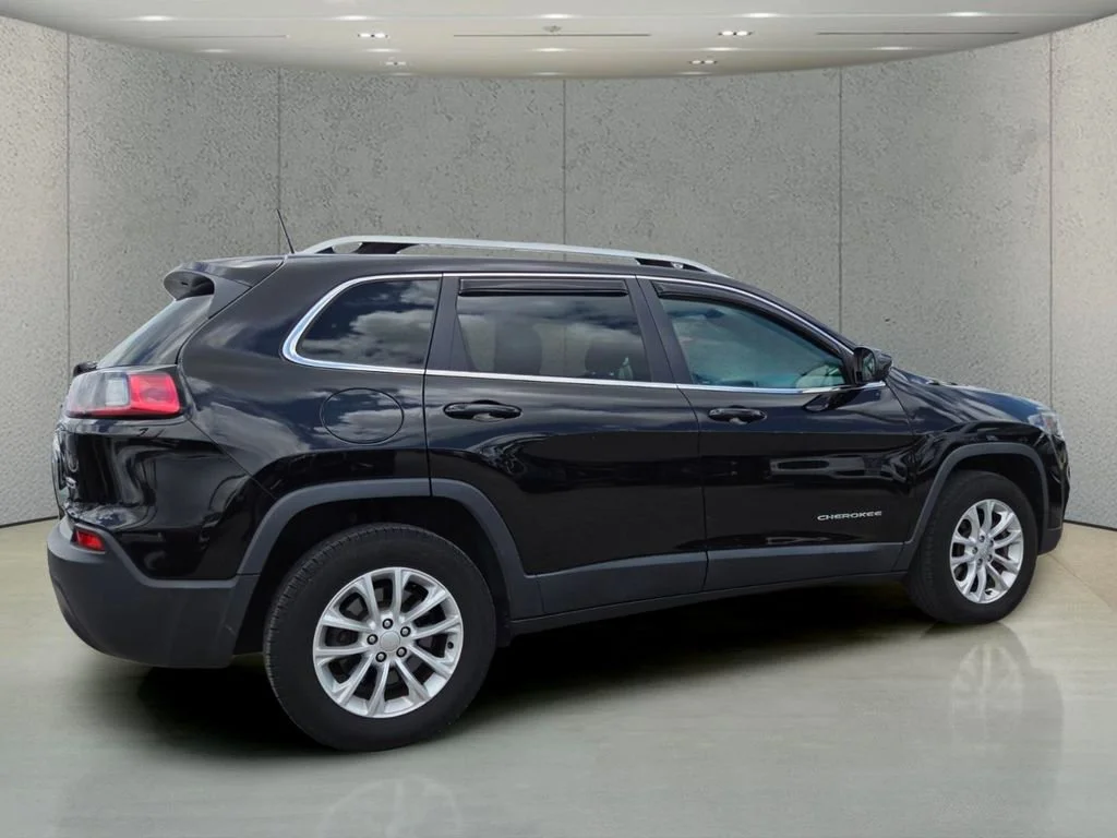 Certified Used 2019 Diamond Black Crystal Pearlcoat Jeep Latitude image 3