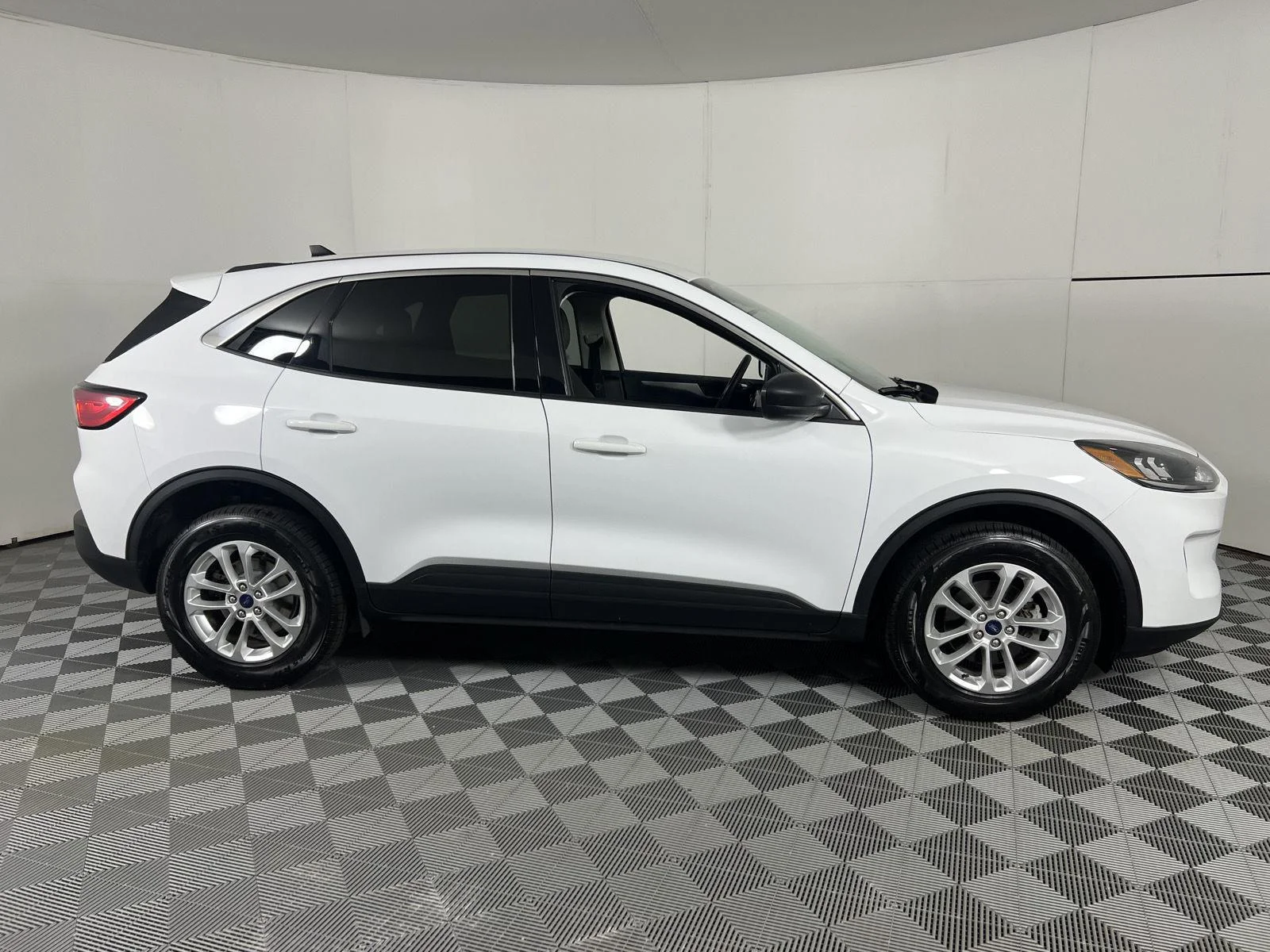 Used 2022 Oxford White Ford SE image 11