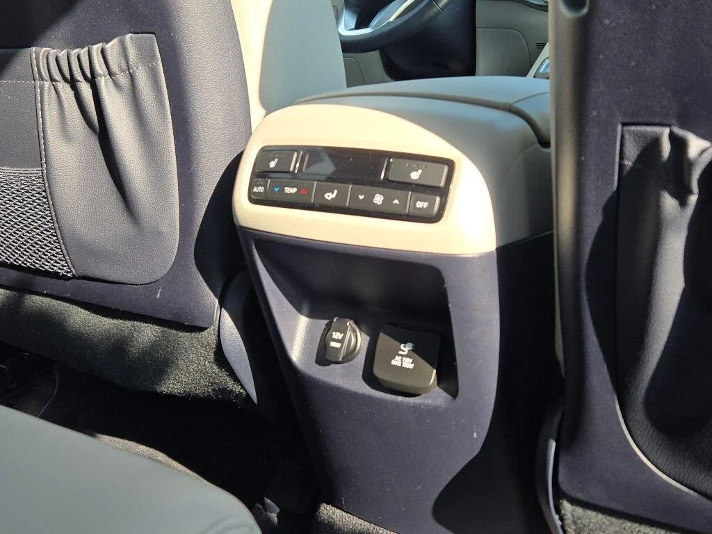 Used 2022 Hyper White Hyundai SEL image 9