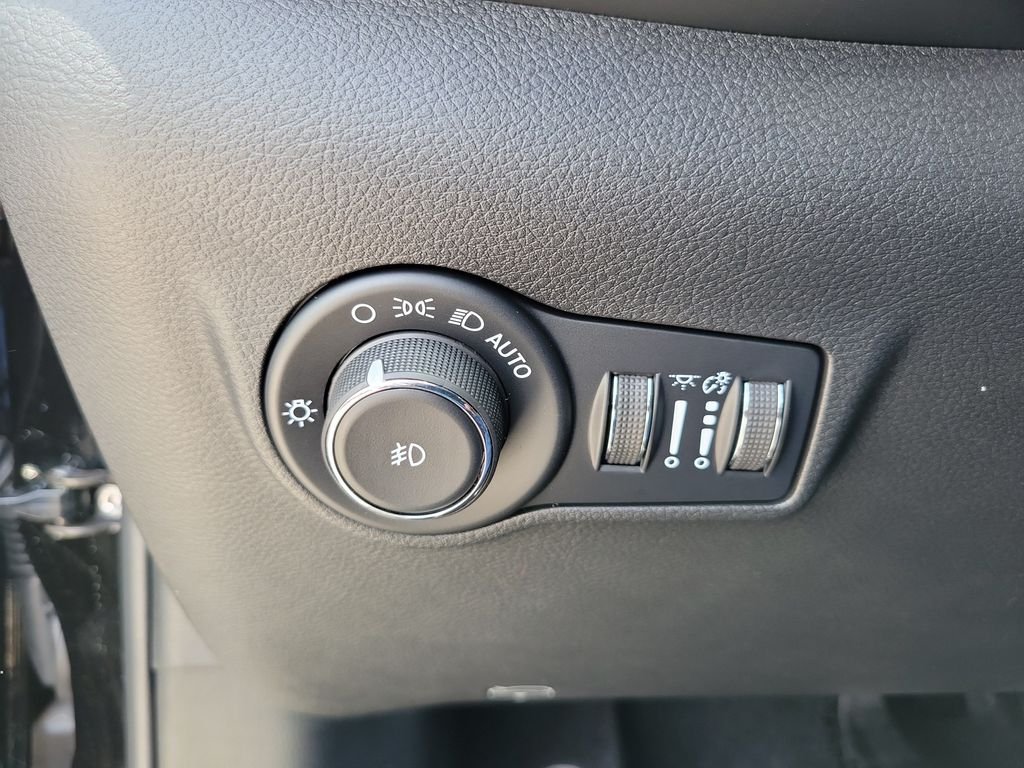 New 2026 Diamond Black Crystal Pearl-Coat Exterior Paint Jeep Latitude image 22
