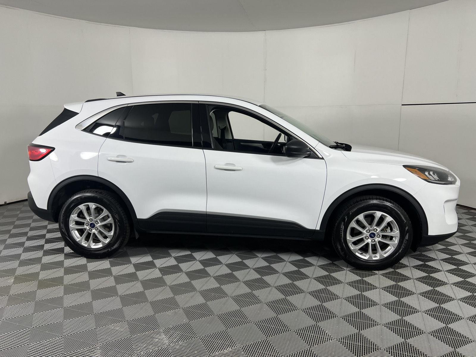 Used 2022 Oxford White Ford SE image 11