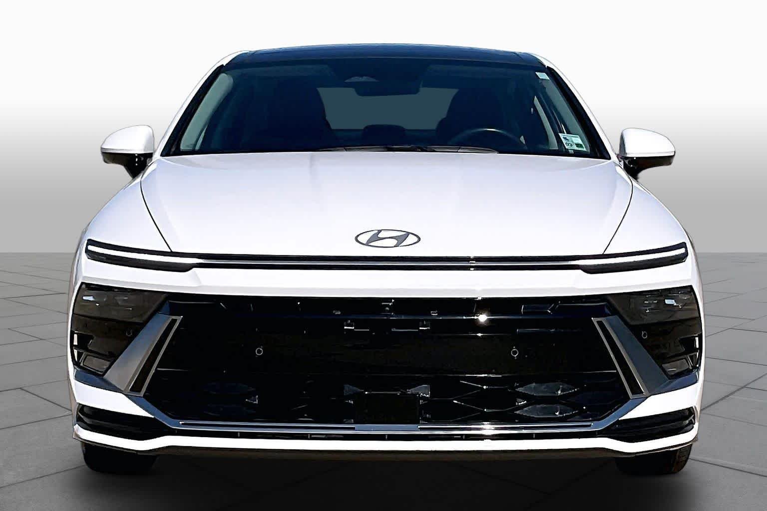 Used 2025 Serenity White Hyundai Limited image 4
