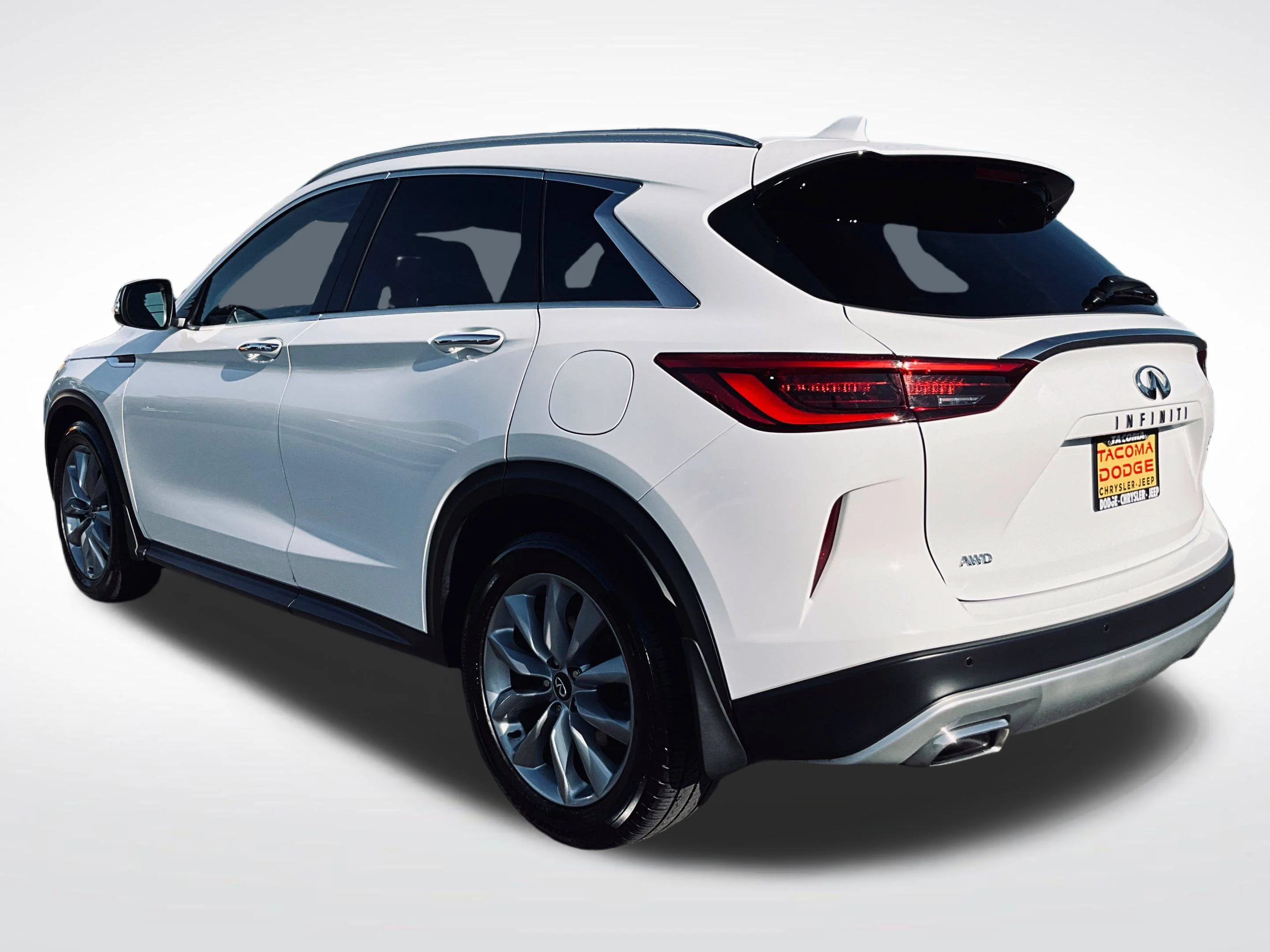 Used 2021 White INFINITI LUXE image 3