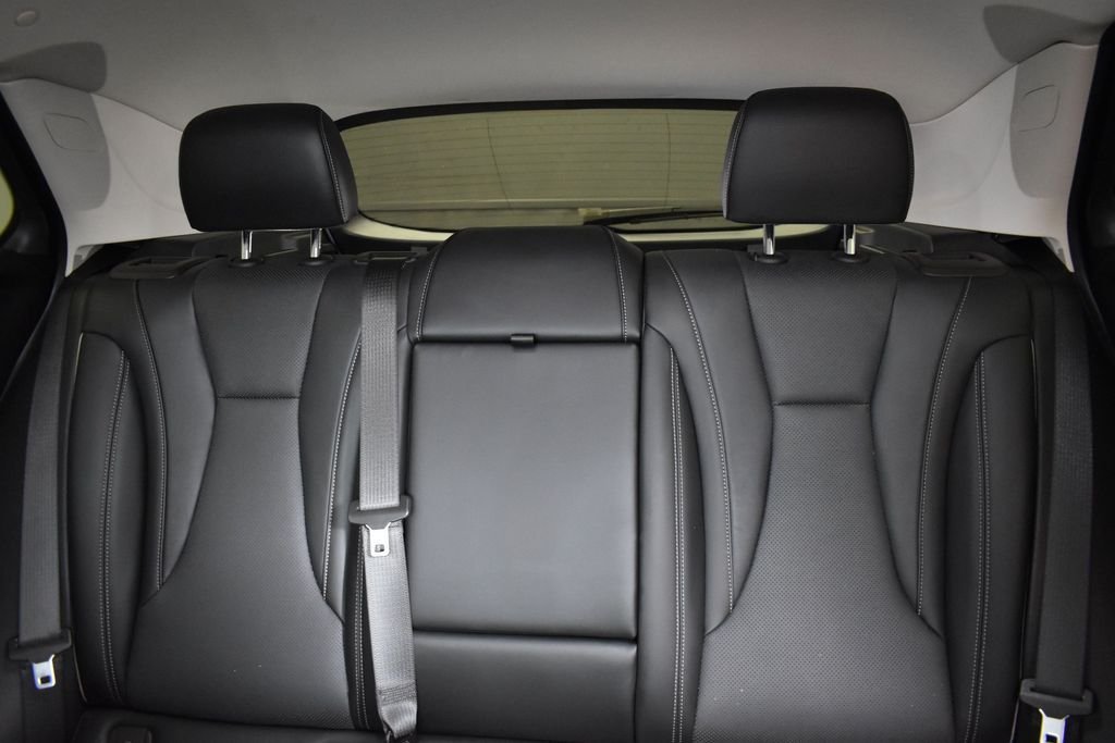 Used 2023 Summit White Buick Essence image 21