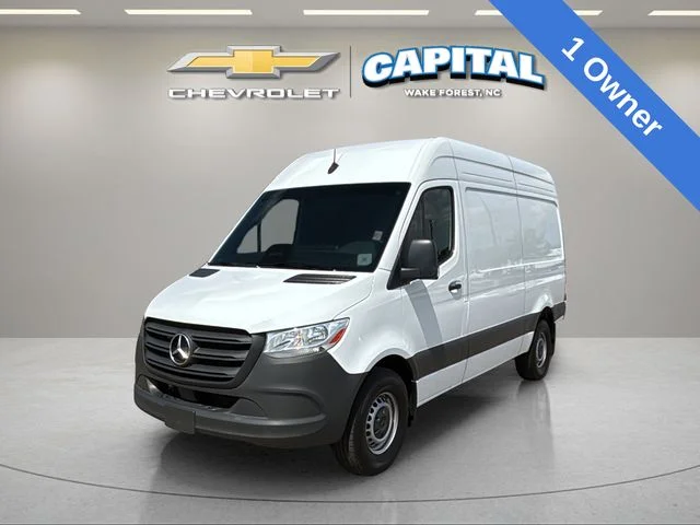 Used 2025  Mercedes-Benz Cargo 144 WB image 2