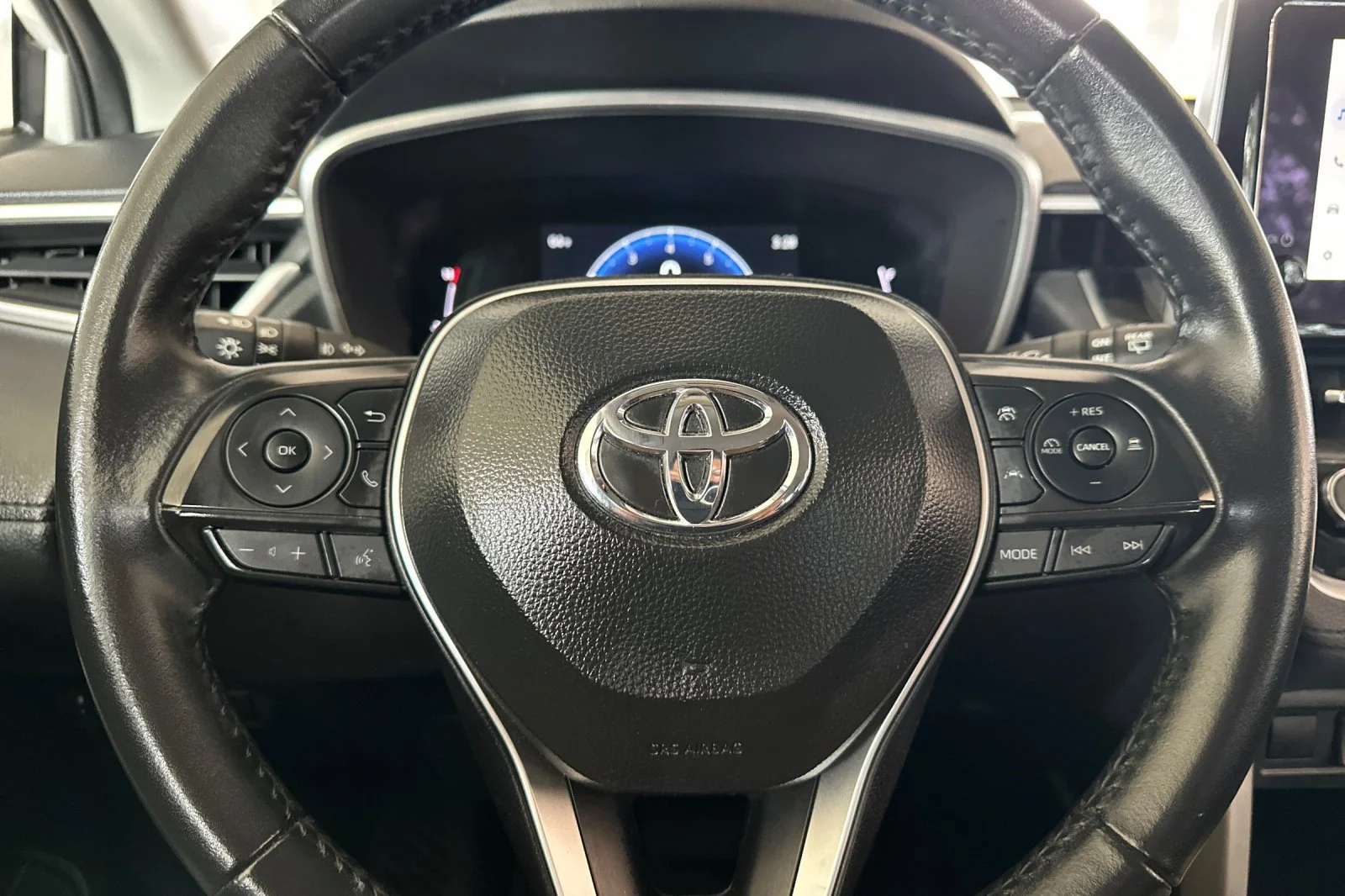 Used 2025 White Toyota XLE image 23