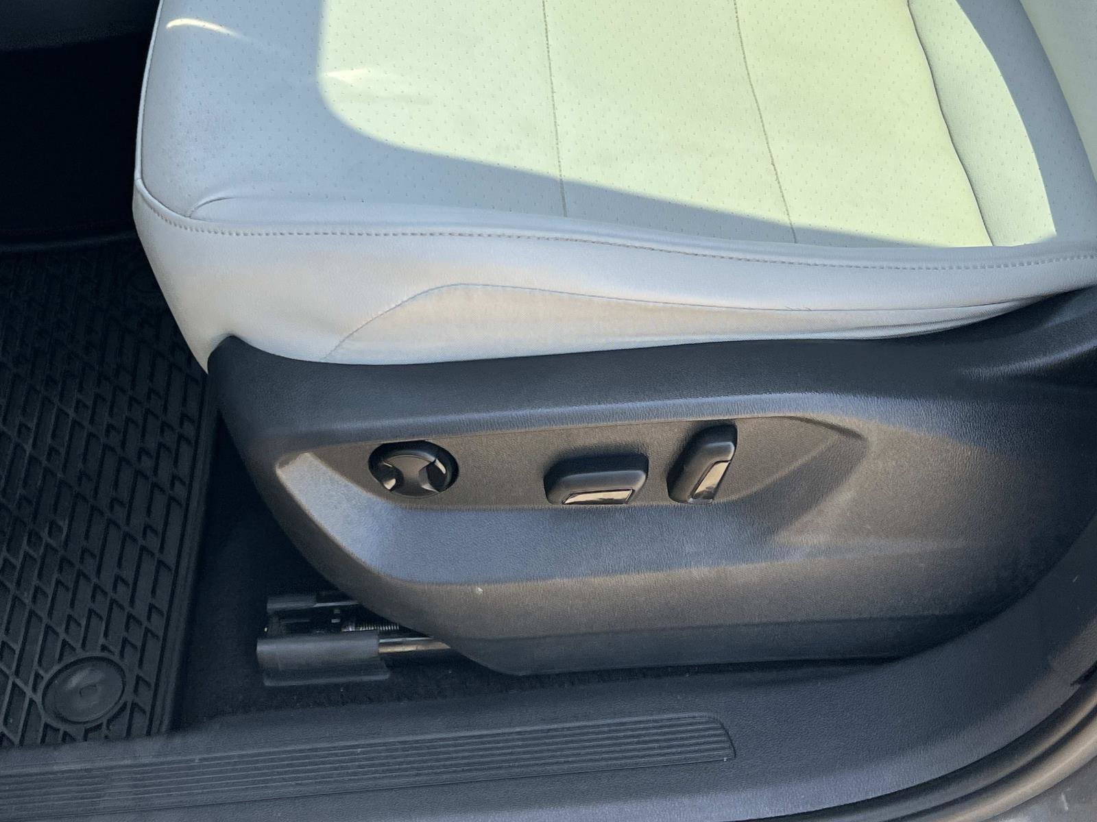 Used 2019 Platinum Gray Metallic Volkswagen SE image 17