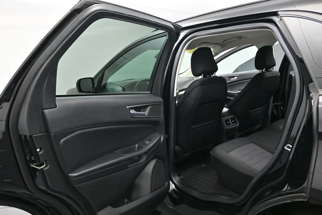 Used 2023 Black Metallic Ford SE image 13