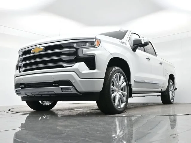 Used 2025 Iridescent Pearl Tricoat Chevrolet High Country image 31