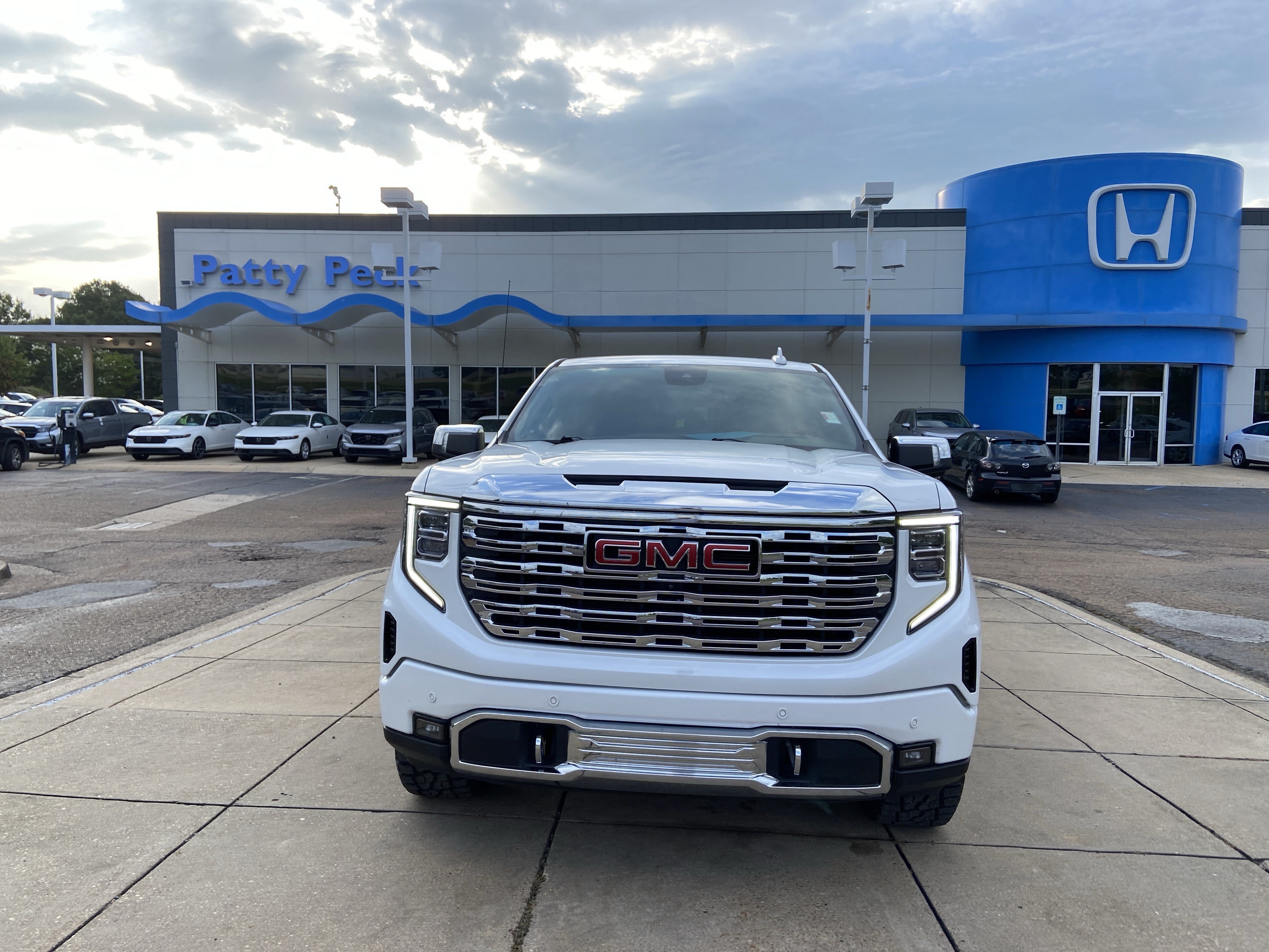 Used 2022 White Frost Tricoat GMC Denali image 3