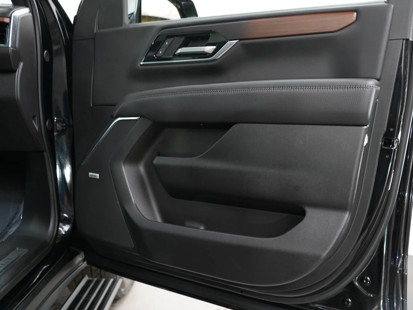 Used 2025  GMC Denali image 9