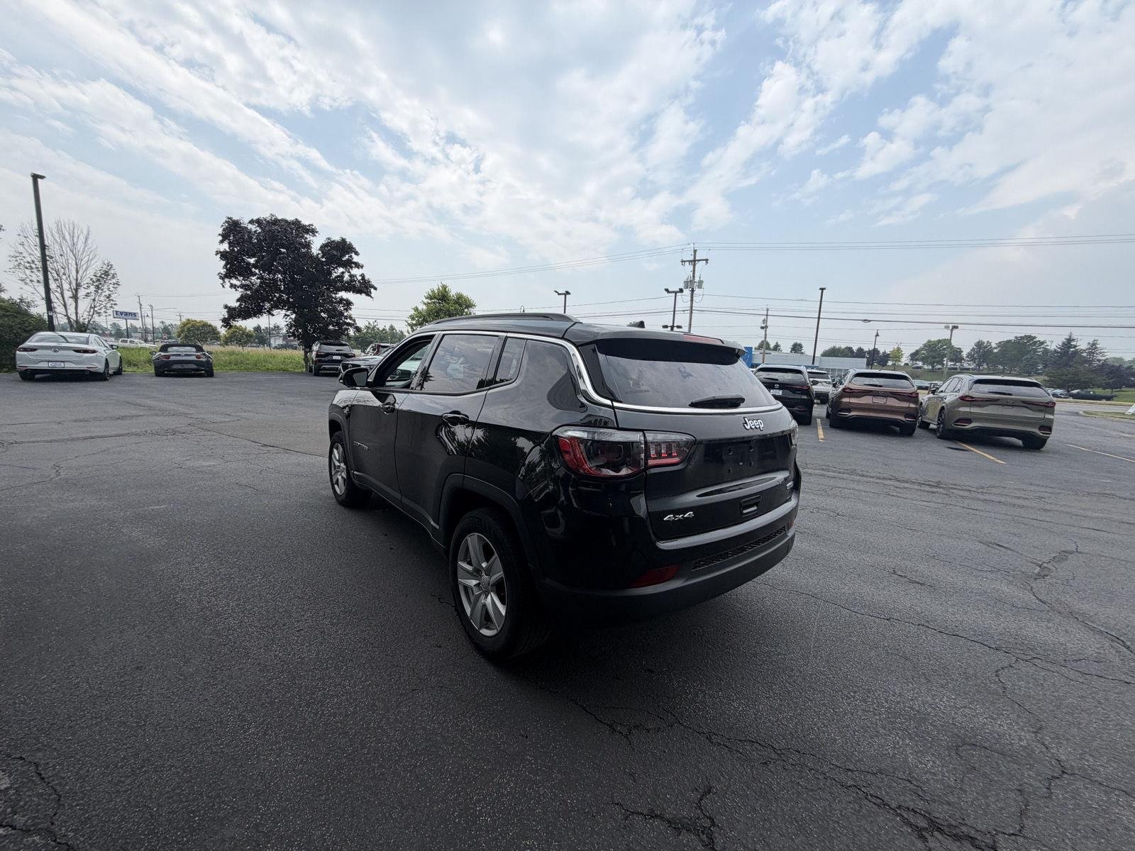 Used 2022 Diamond Black Crystal Pearlcoat Jeep Latitude image 4