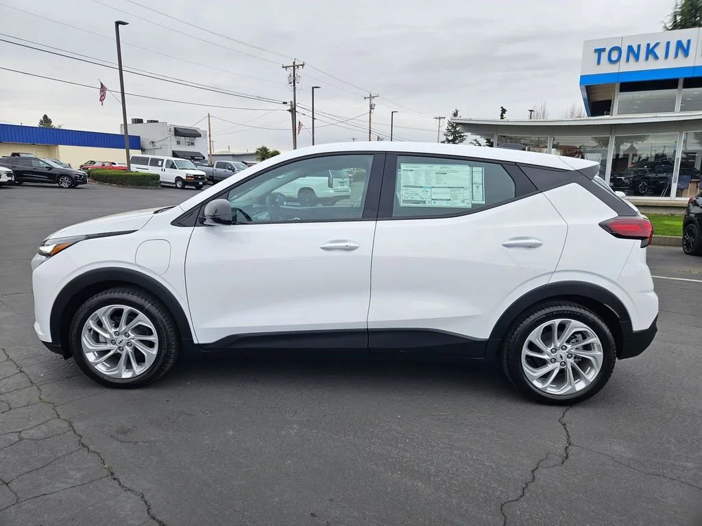 New 2027 Summit White Chevrolet LT image 3