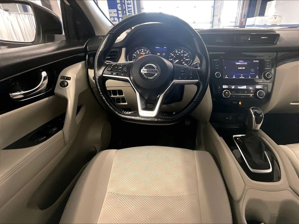Used 2022 White Nissan SV image 17
