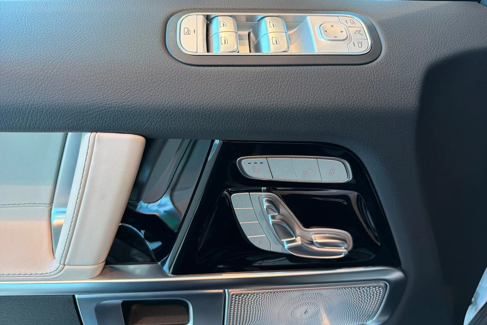 New 2027 Polar White Mercedes-Benz G 580 image 8