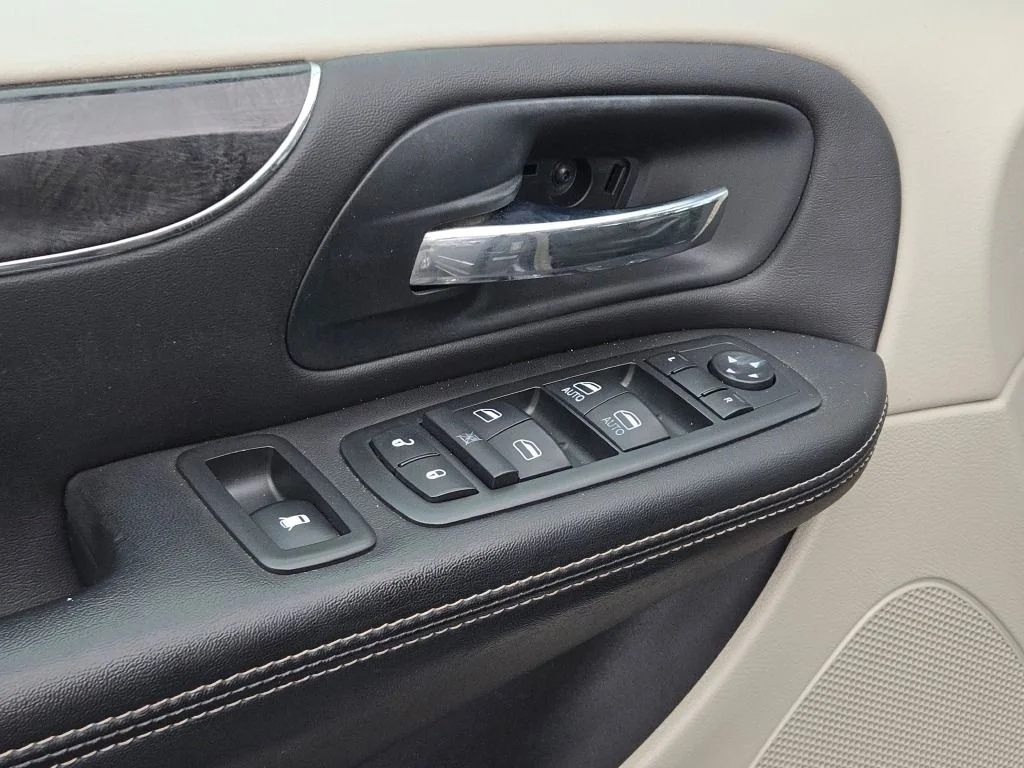 Used 2013 Silver Chrysler Touring-L image 22