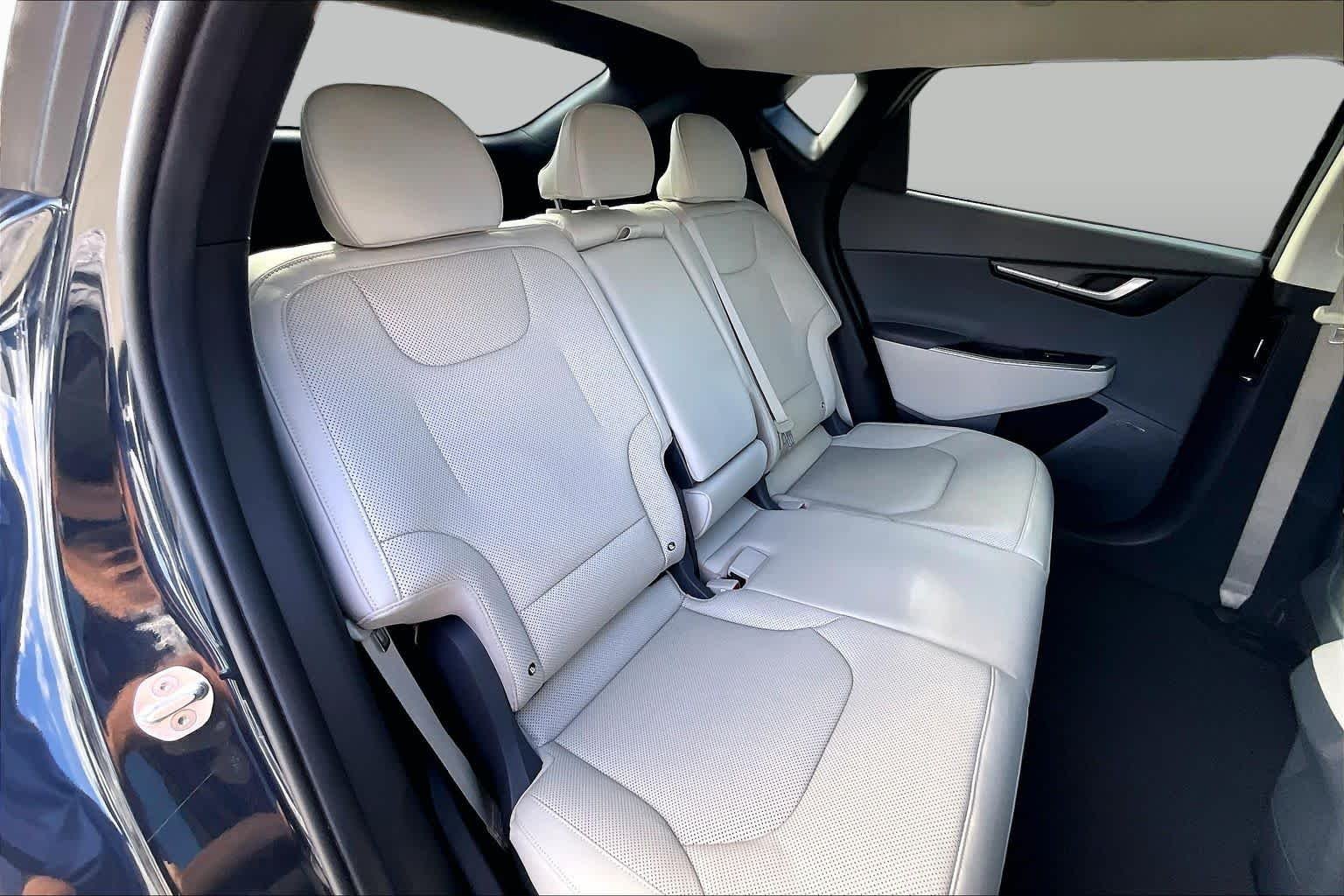 Used 2022 Gravity Blue Kia Wind image 18