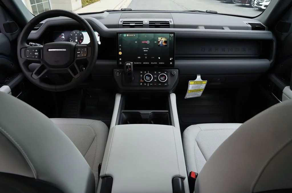 New 2026 Tasman Blue Land Rover X-Dynamic SE image 9