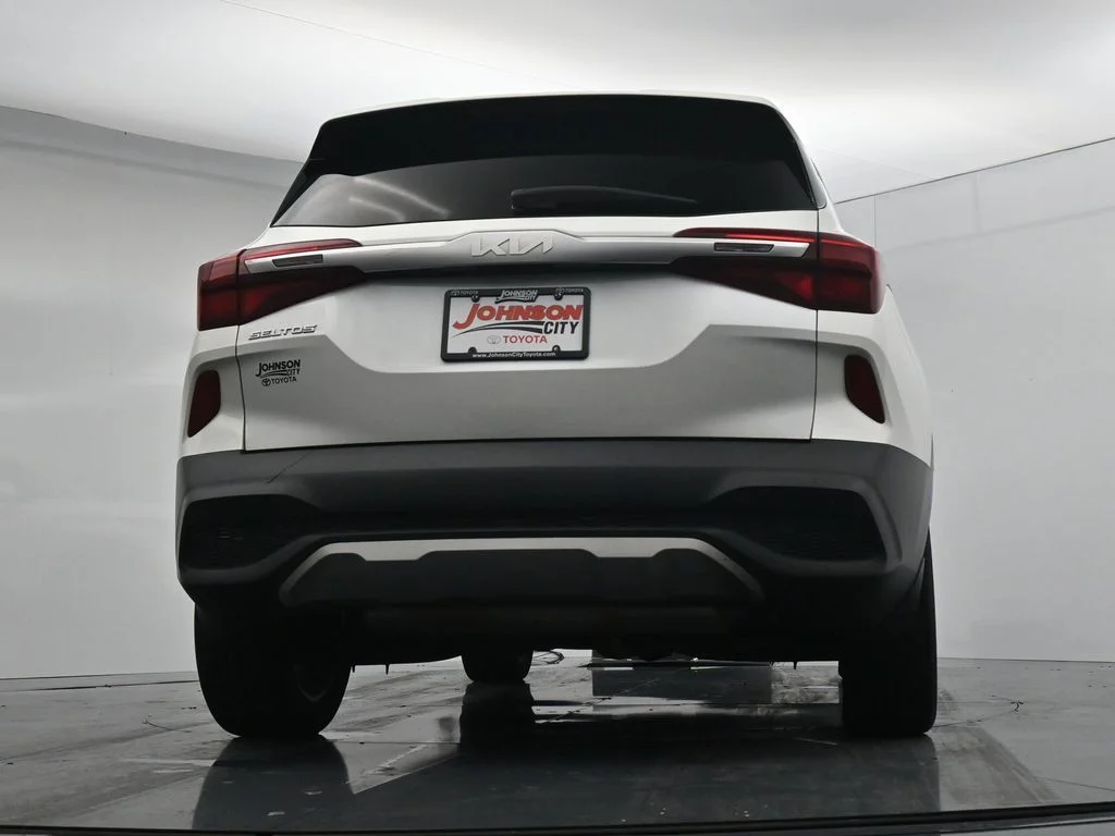 Used 2022 White Kia LX image 32