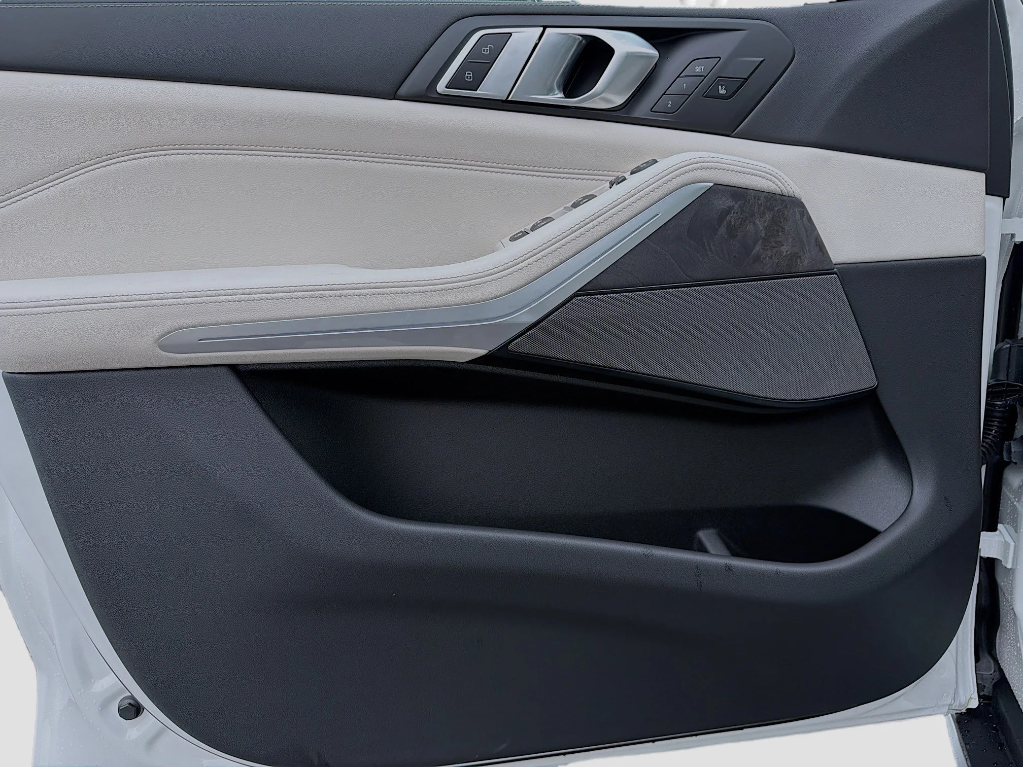 New 2026 Mineral White Metallic BMW xDrive40i image 21