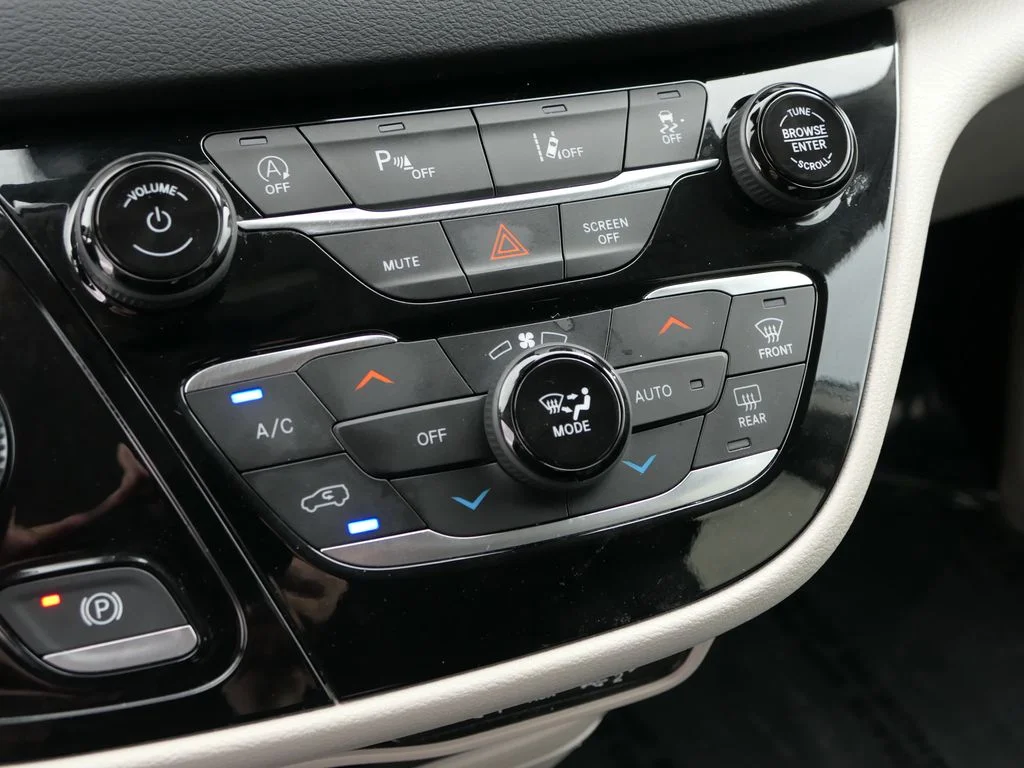 Used 2023 White Chrysler Touring L image 18