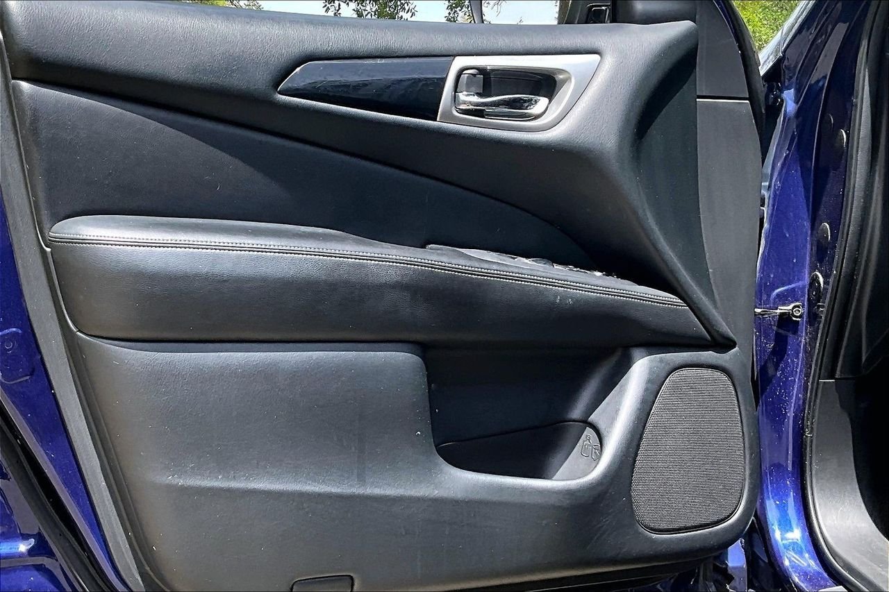 Used 2020 Blue Nissan S image 17