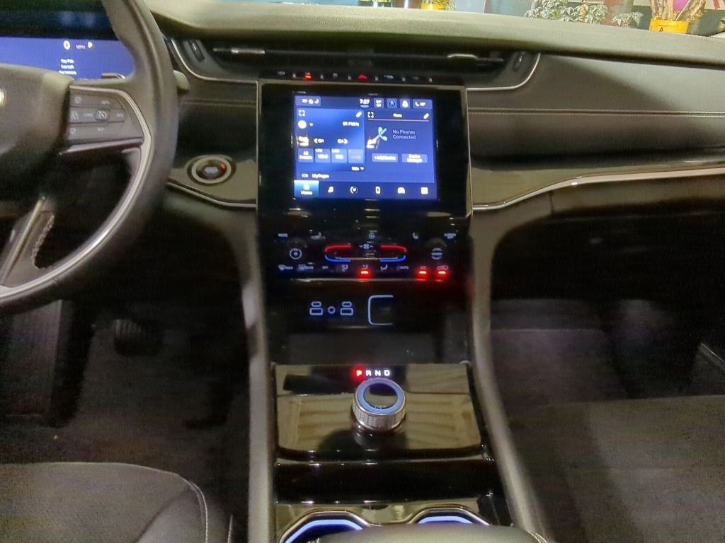 Used 2022 Red Jeep Altitude image 12