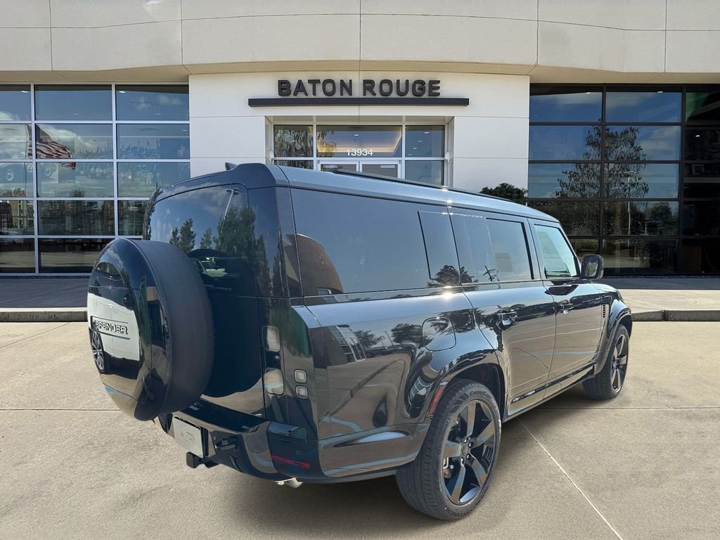 New 2026 Santorini Black Land Rover X-Dynamic SE image 3