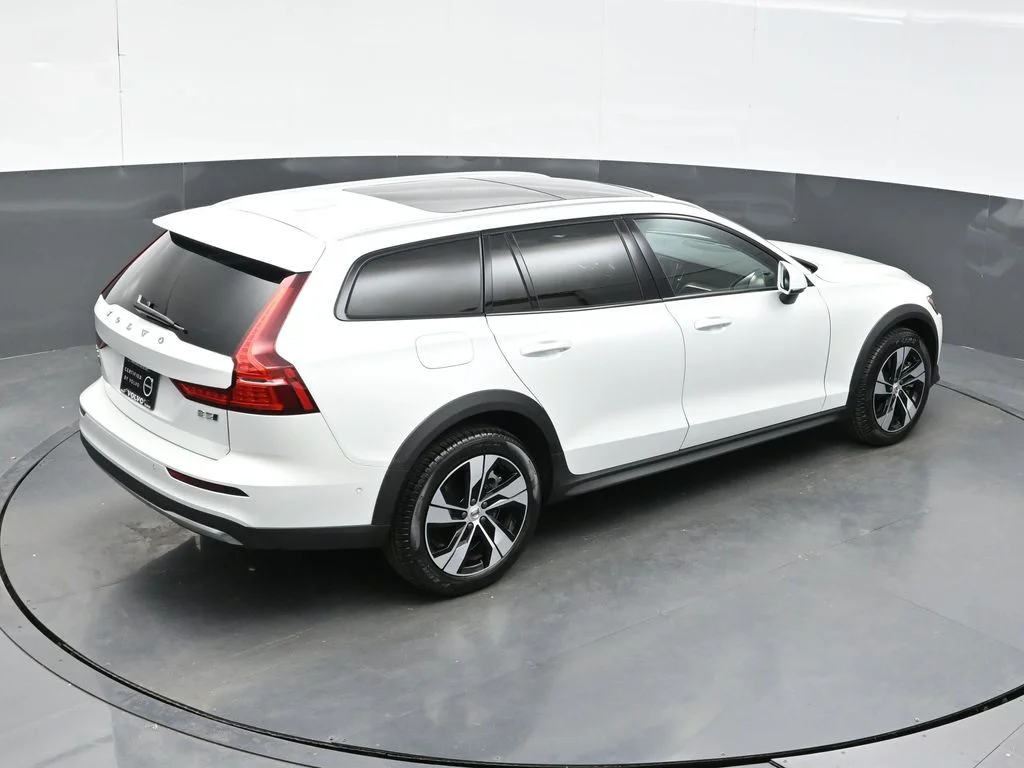 Certified Used 2026 Crystal White Volvo Plus image 33