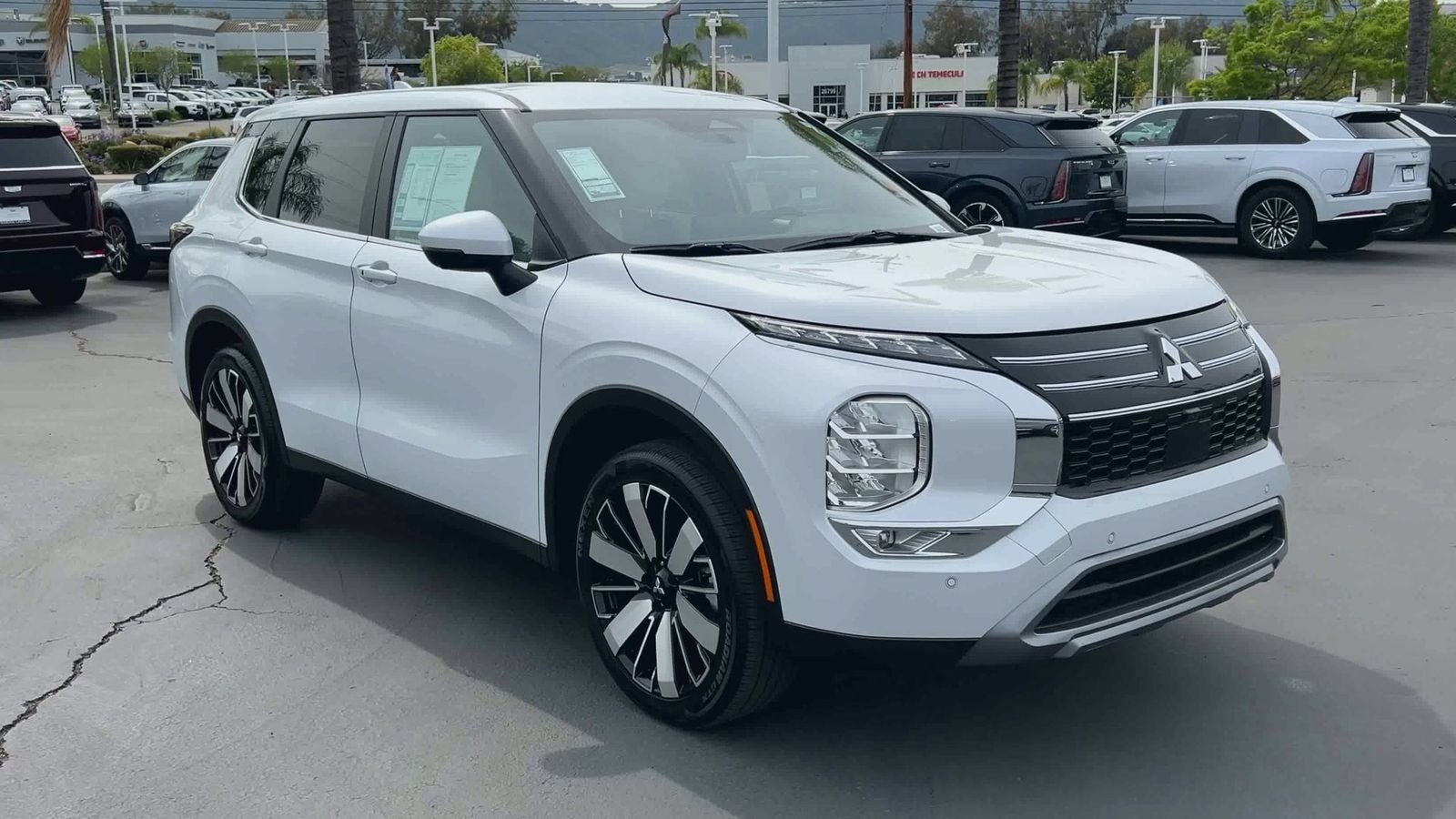 Used 2025 White Mitsubishi SE image 5