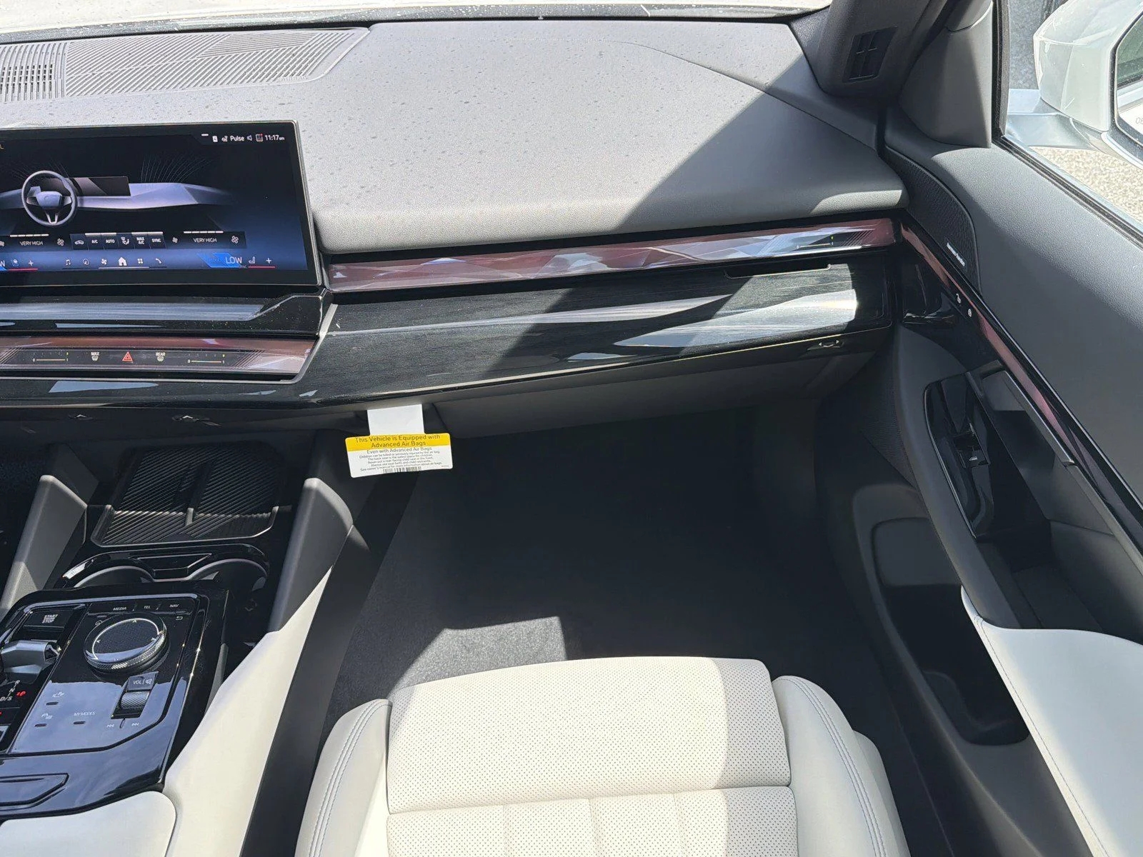 New 2027 Alpine White BMW 530i xDrive image 17