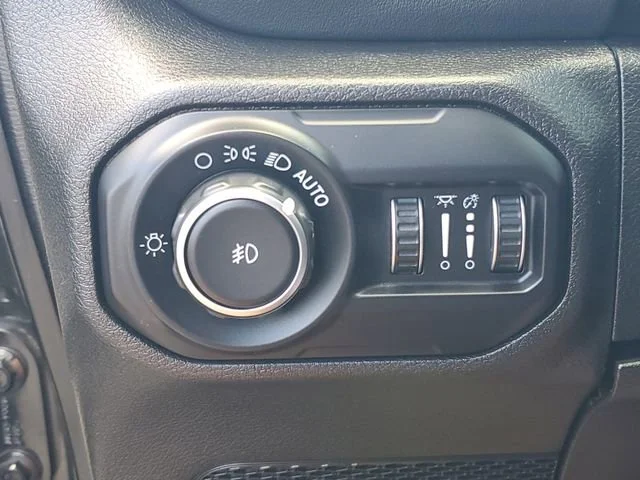 Used 2020 Black Jeep Sahara image 22