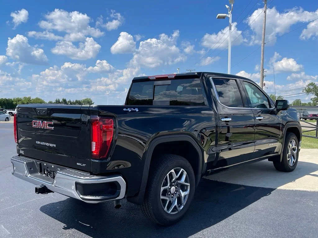Used 2025 Onyx Black GMC SLT image 6