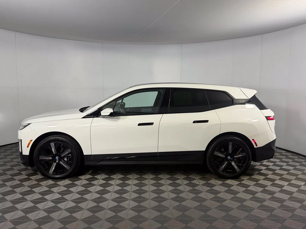 Used 2024 White BMW xDrive50 image 9