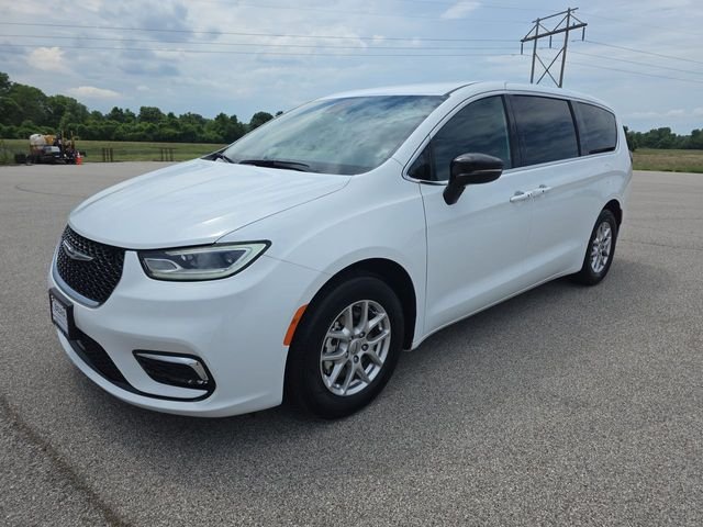 2025 Chrysler Pacifica Select's photo