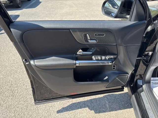 Used 2025  Mercedes-Benz GLB 250 image 17