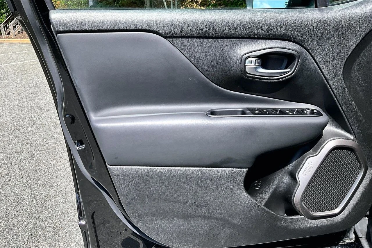 Used 2022 Black Jeep Latitude image 25