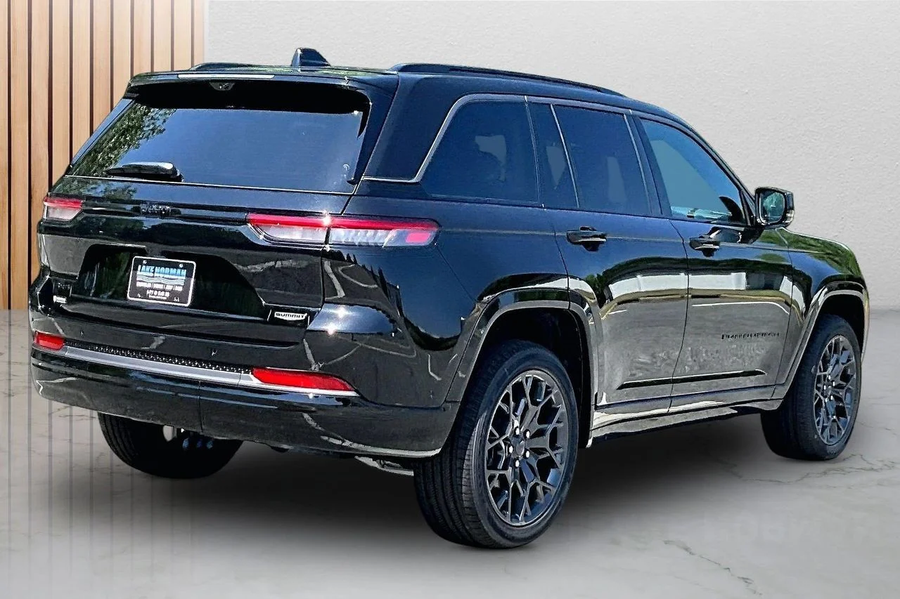 New 2026 Diamond Black Crystal Pearl-Coat Exterior Paint Jeep Summit image 9