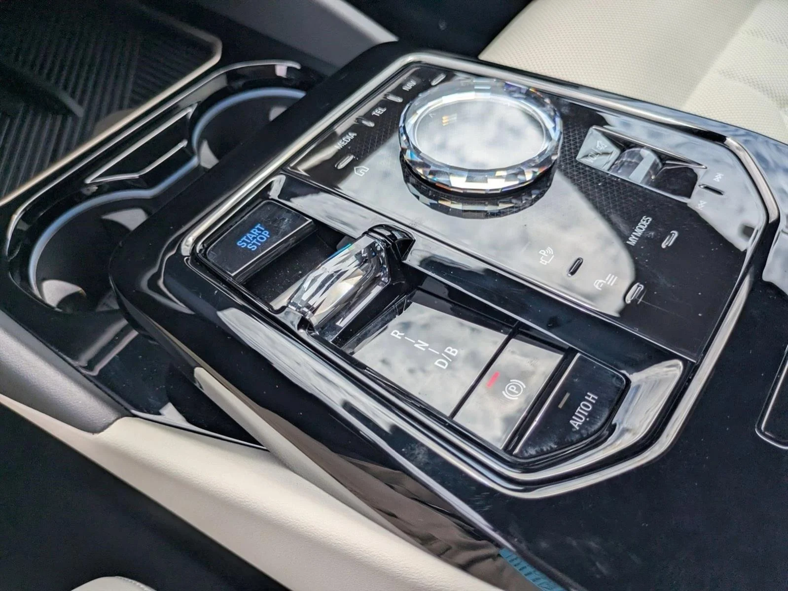 2025 BMW i5 M60 - Photo 12