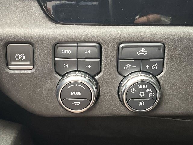 Used 2024 Summit White GMC Elevation image 17