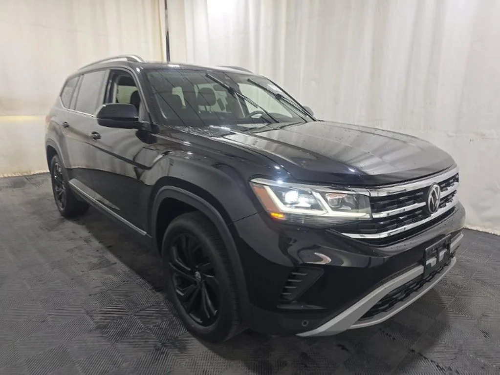 Used 2022 Black Volkswagen SEL image 3