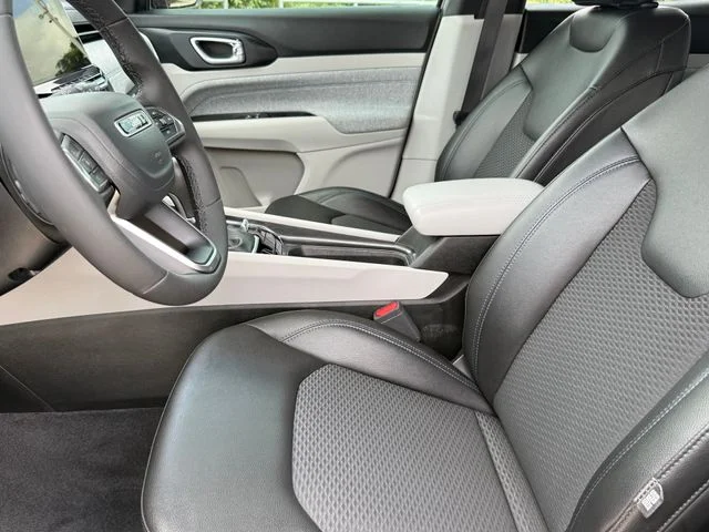 Used 2024 Gray Jeep Latitude image 12