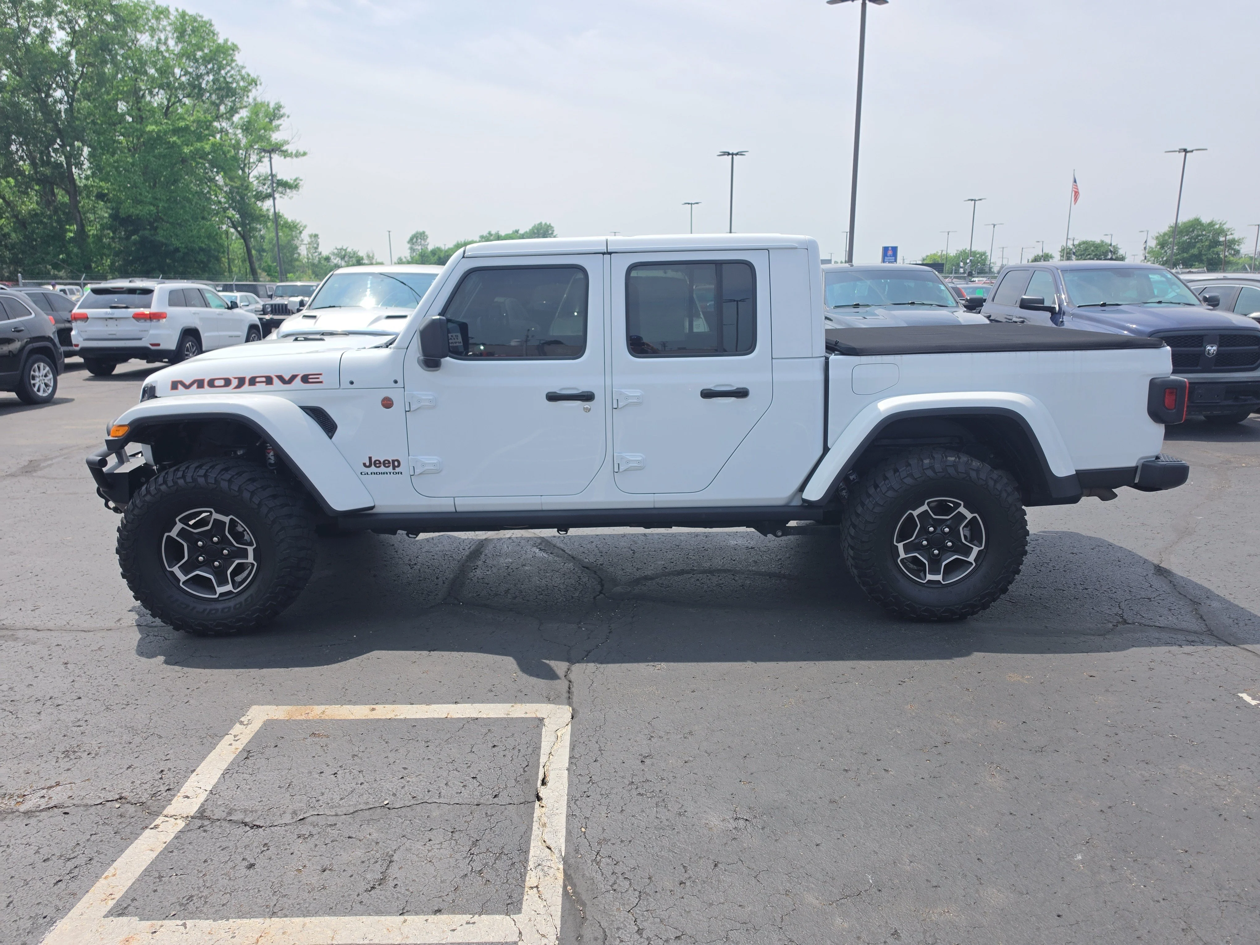 Used 2020 Bright White Clearcoat Jeep Mojave image 6