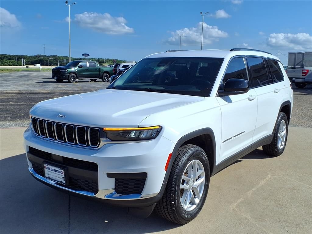 Used 2021 White Jeep Laredo image 3