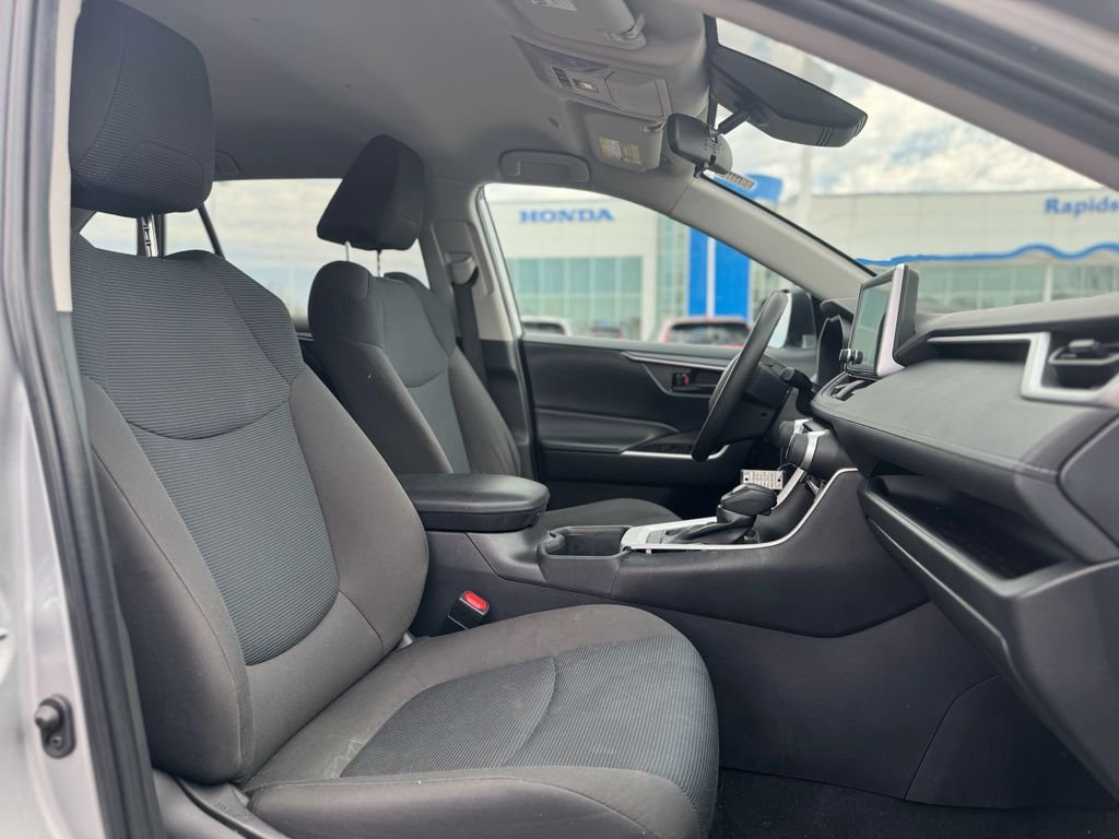 2023 Toyota RAV4 LE - Photo 24