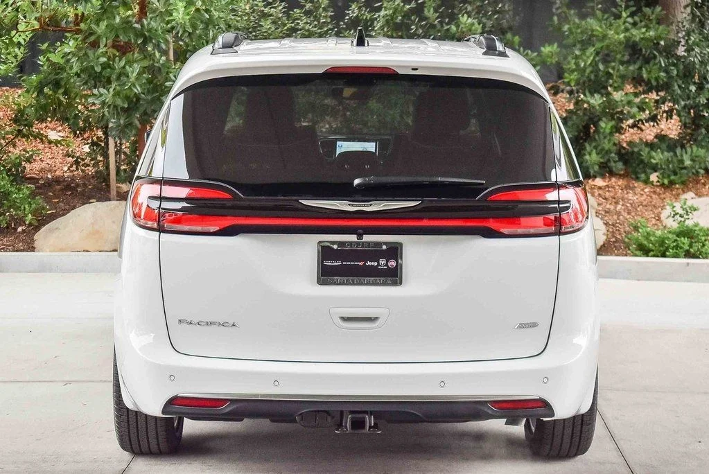 New 2026 Bright White Clear-Coat Exterior Paint Chrysler Pinnacle image 5