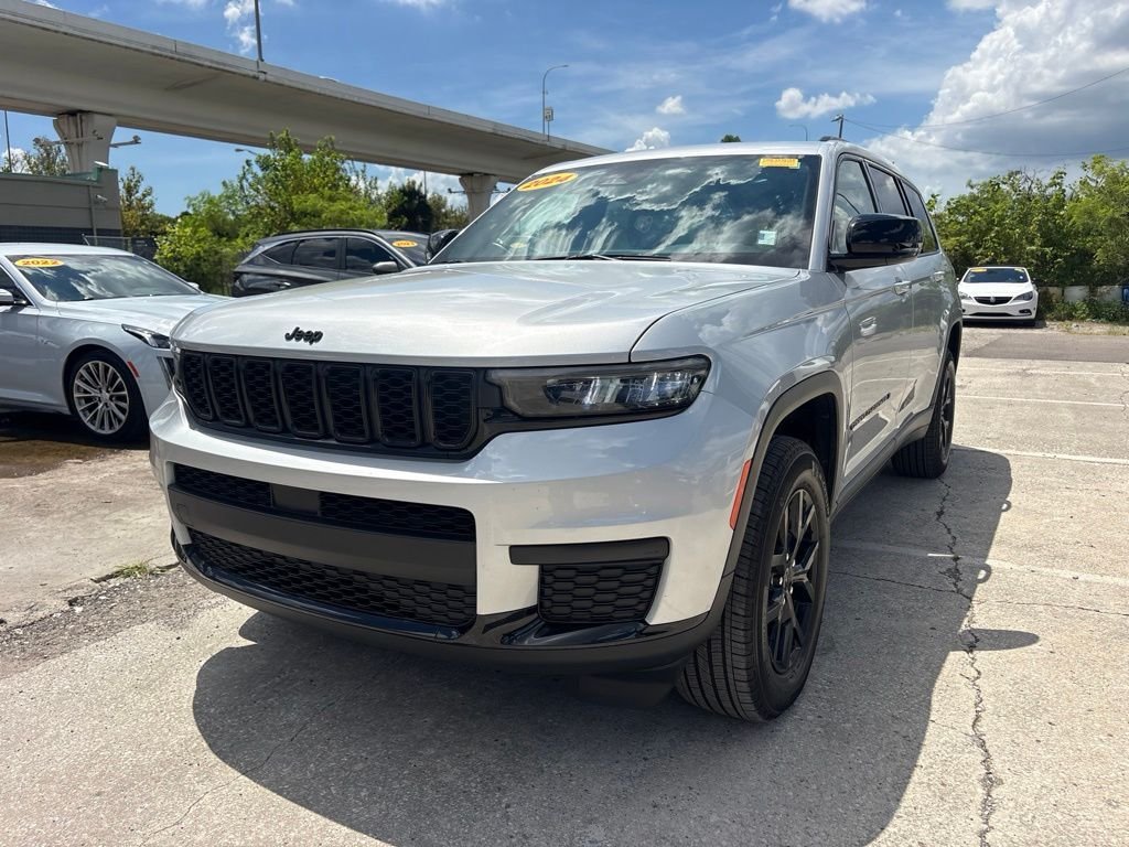 Used 2024 Silver Jeep Altitude image 7